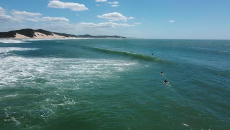 Jüngere-Surfer-Genießen-Das-Warme-Wasser-Im-Osten-Londons-In-Südafrika