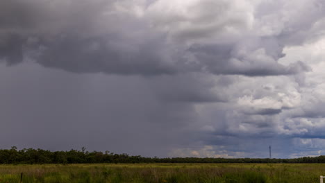 Zeitraffer-Schnell-Ziehender-Gewitterwolken-Auf-Einem-Feld-Mit-Einem-Telekommunikationsturm-Im-Nördlichen-Territorium