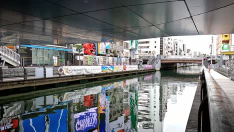 Vista-Desde-Un-Crucero-Por-El-Río-Dotonbori-En-Osaka