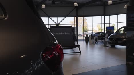 Mercedes-dealership,-a-giant-deckchair-in-the-middle-of-cars