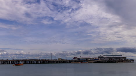 Zeitraffer-Der-Wolken-über-Dem-Stokes-Hill-Wharf,-Am-Nachmittag-An-Der-Uferpromenade-Von-Darwin