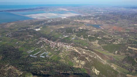 Luftaufnahme-Der-Küste-In-Vlora,-Albanien-Mit-Lagune-Und-Salzfabrik-Am-Ufer-Der-Wunderschönen-Hügeligen-Küste