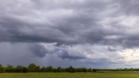 Zeitraffer-Großer-Sturmwolken,-Die-Sich-über-Einem-Feld-Im-Nördlichen-Gebiet-Bilden