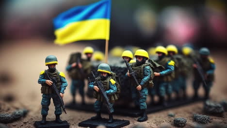 Ukrainische-Miniaturspielzeug-Armeesoldaten-Und-Ukrainische-Flagge-In-Kriegsszenenillustration,-Makro-Tilt-Shift-Konzept-Des-Kampfes