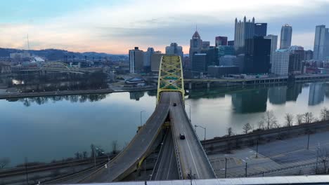 Enthüllung-Der-Skyline-Von-Pittsburgh-Vom-Ausgang-Des-Tunnels-Fort-Pitt-Auf-Die-Brücke-Fort-Pitt