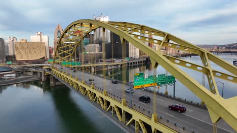 Fort-Pitt-Bridge-In-Pittsburgh,-Pennsylvania,-überspannt-Den-Monongahela-River