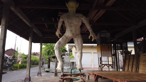 Ogoh-Ogoh-Ceremonia-En-Bali,-Indonesia,-Marioneta-Demoníaca-En-Proceso-En-La-Aldea-De-Gianyar,-Creando-La-Escultura-De-Arte-Malvado-Para-El-Día-Nyepi