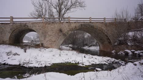 Byzantinische-Architektur-Alte-Brücke-über-Den-Fluss-Auf-Einem-Winterhintergrund-Mit-Weißem-Schnee-In-Albanien