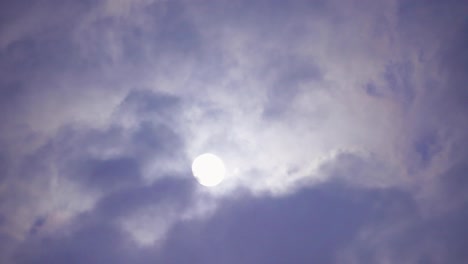 Luna-Llena-Con-Nubes-Blancas-En-Movimiento