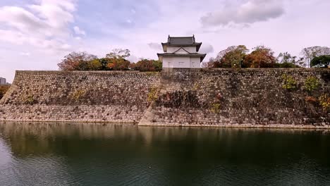 Blick-über-Den-Burggraben-Und-Die-Verteidigungsmauern-Von-Osaka,-Das-Berühmte-Wahrzeichen-Von-Osaka-In-Japan