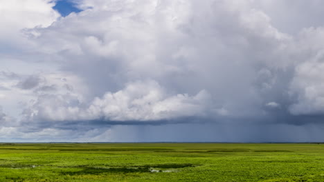 Zeitraffer-Schnell-Ziehender-Gewitterwolken-über-Feuchtgebieten-Im-Nördlichen-Territorium-Während-Der-Regenzeit