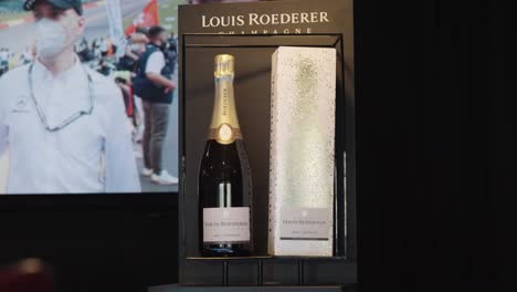Geschenkbox-Mit-Louis-Roederer-Champagner-Auf-Einer-Theke
