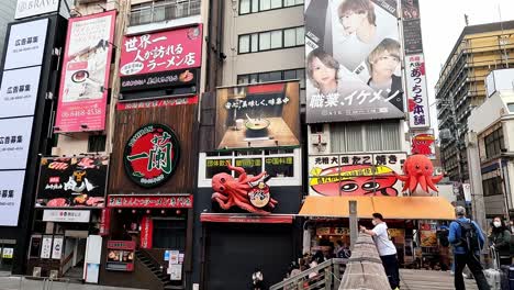 Anzeigen-Von-Restaurants-Und-Geschäften-Im-Gebiet-Des-Flusses-Dotonbori,-Osaka