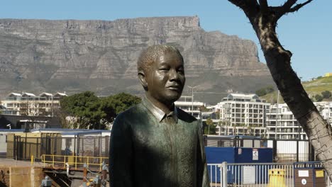 Bronze-statue-of-Nelson-Mandela-in-Nobel-Square-Cape-Town,-Table-Mountain