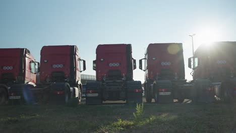 Mehrere-Rote-Lastwagen-Von-Hinten-Gesehen-Ohne-Anhänger