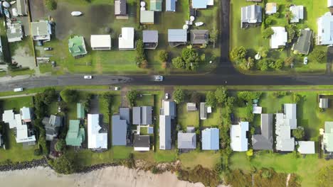 Luftaufnahme-Von-Autos,-Die-Nach-Dem-Zyklon-Gabrielle-In-Neuseeland-Durch-Hochwasser-Fahren