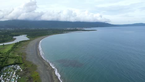 Vista-Aérea-Ascendente-De-Una-Espaciosa-Playa-De-Arena-Vacía-Con-Cielos-Nublados-Y-Montañas-En-Catanduanes,-Filipinas