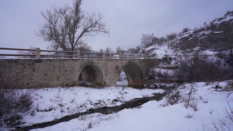 Antiguo-Puente-Con-Arquitectura-De-Piedra-Arqueada-Del-Período-Bizantino-En-Voskopoja-Albania