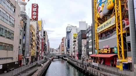 Blick-über-Den-Dotonbori-Kanal-Unter-Der-Leuchtreklame-Und-Werbung-Im-Zentrum-Von-Osaka,-Japan