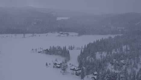 Winterliche-Atmosphäre-Im-Ländlichen-Dorf-Mit-Dichtem-Wald