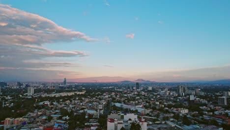 Landschaft-Der-Stadt-Im-Süden-Mexikos-Vom-Himmel-Mit-Einer-Drohne