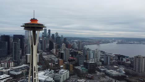Bewölkte-Skyline-Der-Innenstadt-Von-Seattle,-WA,-USA,-Luftaufnahme-Von-Wolkenkratzern-Und-Türmen