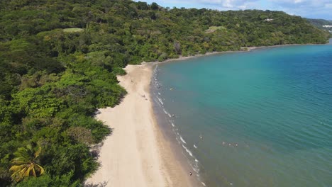 Pintoresca-Playa-Tropical-De-Nacascolo-Donde-El-Bosque-Se-Encuentra-Con-El-Mar-En-Costa-Rica,-Drone-Aéreo-De-4k