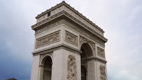 Der-Triumphbogen,-Berühmtes-Denkmal-In-Paris,-Seitenansicht