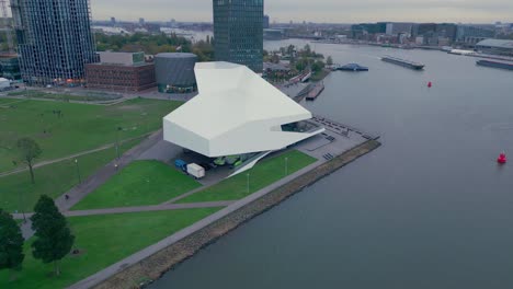 Museo-Del-Cine-Del-Ojo-Museo-Del-Cine-En-Amsterdam-Junto-A-Un-Canal-De-Agua-Vista-Aérea-Tiro-De-Drone
