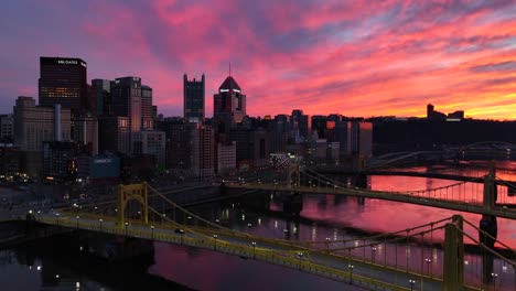 Sonnenuntergang-über-Der-Skyline-Von-Pittsburgh-Und-Brücken-über-Den-Allegheny-River