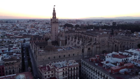 Blick-Auf-Die-Kathedrale-Von-Sevilla-Bei-Sonnenuntergang