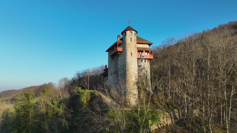 Wunderschönes-Altes-Schloss-Rotberg-Zwischen-Den-Bäumen-An-Einem-Hellen-Herbsttag