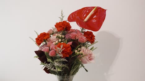 Rotation-Und-Drehbewegung-Um-Eine-Glasvase-Mit-Einem-Blumenstrauß-Zum-Valentinstag