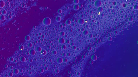 Líquido-Grasiento-Púrpura-Fluye-Sobre-Una-Superficie-Con-Burbujas-Y-Suciedad
