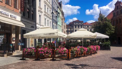 Grande-Coffee-garden-restaurant-and-cafe-at-Rynek-Staromiejski-town-square-in-Torun,-Poland