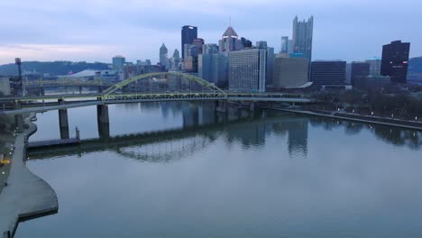 Luftaufnahme-Der-Fort-Duquesne-Bridge-Mit-Der-Skyline-Von-Pittsburgh-Im-Hintergrund-Am-Morgen