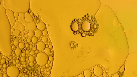 Goldener-Abstrakter-Hintergrund-Mit-Öltropfen-Für-Kosmetische-Behandlungen-Zur-Wasserstoffproduktion