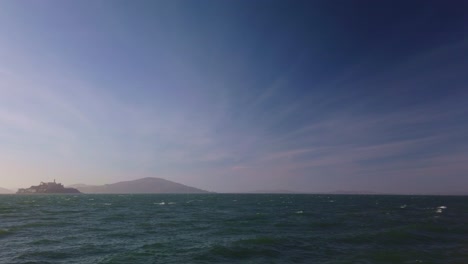 Gimbal-Amplia-Toma-Panorámica-De-La-Isla-De-Alcatraz-Desde-San-Francisco,-California