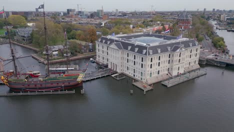 Gran-Barco-En-El-Agua-Al-Lado-Del-Museo-En-Amsterdam