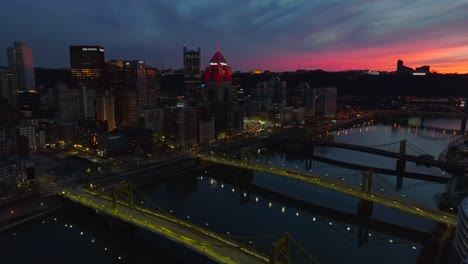 Skyline-Von-Pittsburgh-In-Der-Abenddämmerung