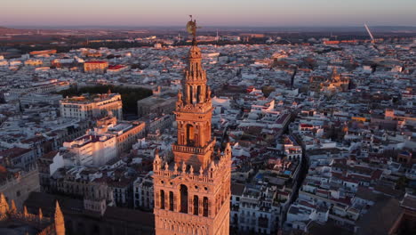 Giralda-Der-Kathedrale-Von-Sevilla,-Beleuchtet-Bei-Sonnenuntergang