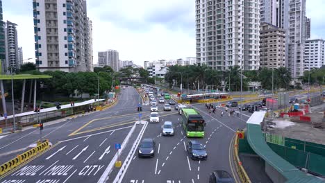 Escena-De-La-Calle-Con-Tráfico-En-Movimiento,-Trabajo-De-Reconfiguración-De-Carreteras-En-Curso-Para-La-Construcción-Del-Corredor-Norte-sur-En-Novena,-Singapur