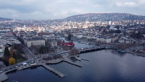 Luftaufnahme-Der-Kaibrücke-Mit-Verkehr-Und-Straßenbahnen-In-Der-Stadt-Zürich,-Schweiz
