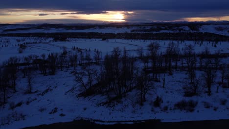 Goldener-Himmel-über-Kanadischen-Wintergemeinden:-Luftaufnahmen