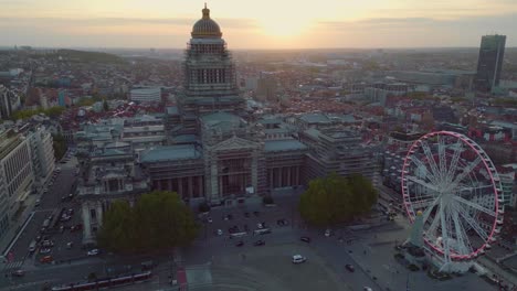 Luftaufnahme-Von-Brüssel-Mit-Dem-Justizpalast-Davor-Während-Des-Sonnenuntergangs