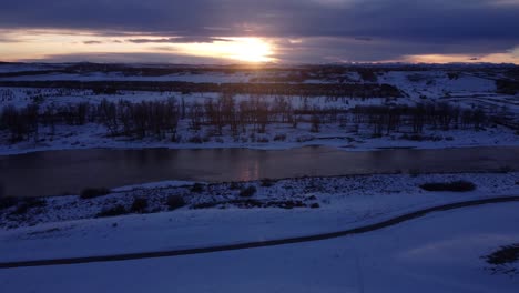 Flug-über-Das-Winterparadies:-Luftaufnahmen-Des-Kanadischen-Sonnenuntergangs