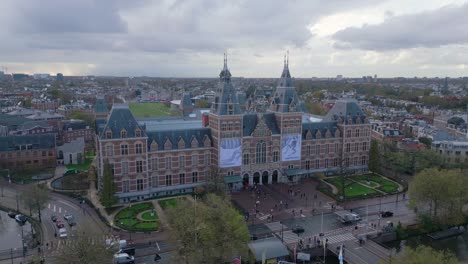 Museo-Nacional-De-Rijks-De-Los-Países-Bajos-En-Amsterdam-Toma-Aérea-De-Drones