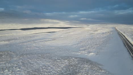 Verschneites-Tundra-Gelände-Auf-Der-Autobahn-In-Island-Im-Winter---Luftaufnahme