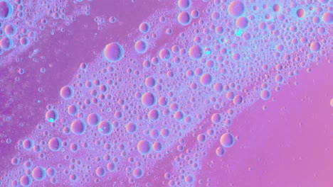 Rosafarbene,-Fettige-Flüssigkeit-Fließt-über-Eine-Oberfläche-Mit-Blasen-Und-Schmutz