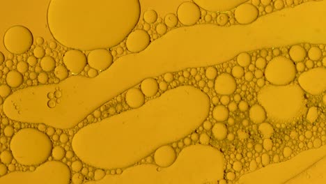 Abstrakte-Öltropfen-Hintergrund-In-Goldener-Flüssigkeit-Für-Kosmetische-Behandlungen-Hydroge